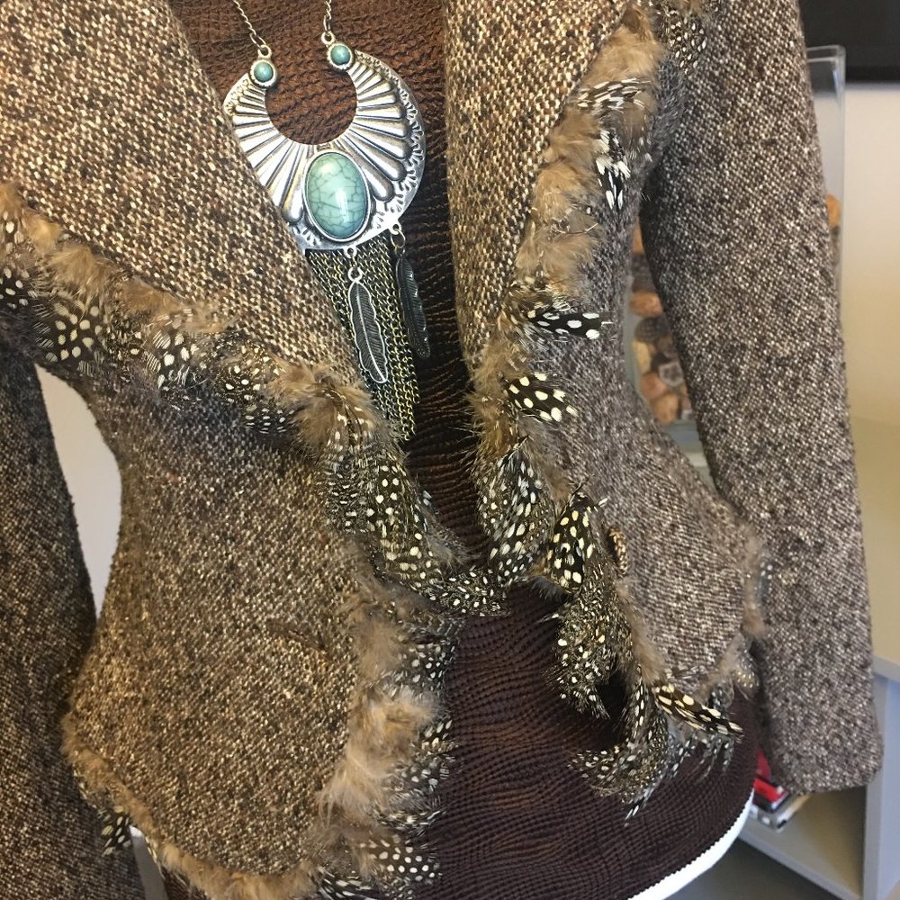 FEATHER ACENTED TWEED BLAZER